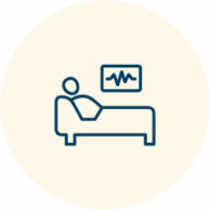 Estrutura completa com equipamentos hospitalares e suporte clínico no local.