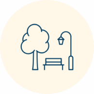 Atividades ao ar livre com horta, lago ornamental, piscina e animais domésticos.